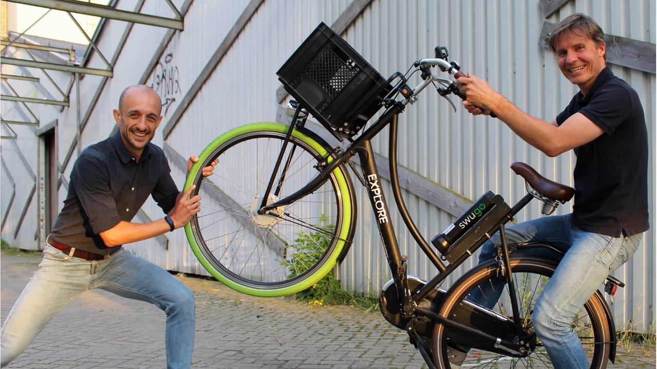 Samuel (links) en Jodi (rechts) bij de Heyfiets (foto: privé archief).