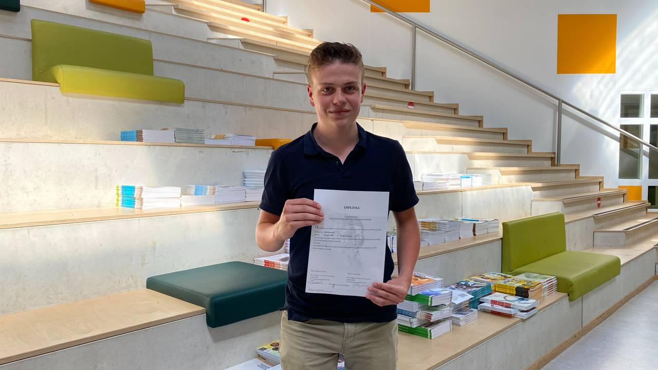 Speciaal onderwijsscholier Tristan Feijtel van het Aventurijncollege laat trots zijn diploma zien.