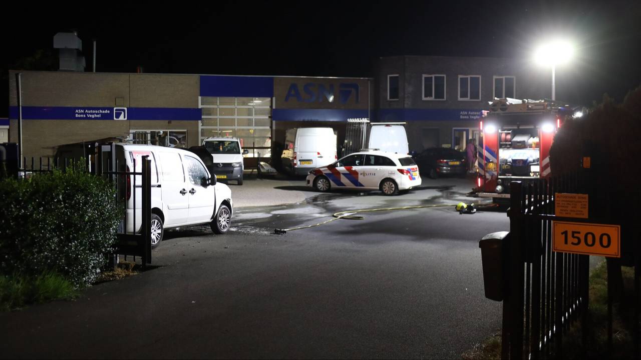 Vanwege de autobrand bij het bedrijf in Veghel werden de brandweer en de politie opgeroepen (foto: Sander van Gils/SQ Vision).