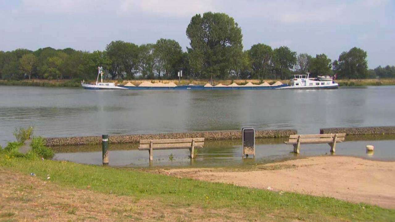 Bankjes in het water bij Grave.