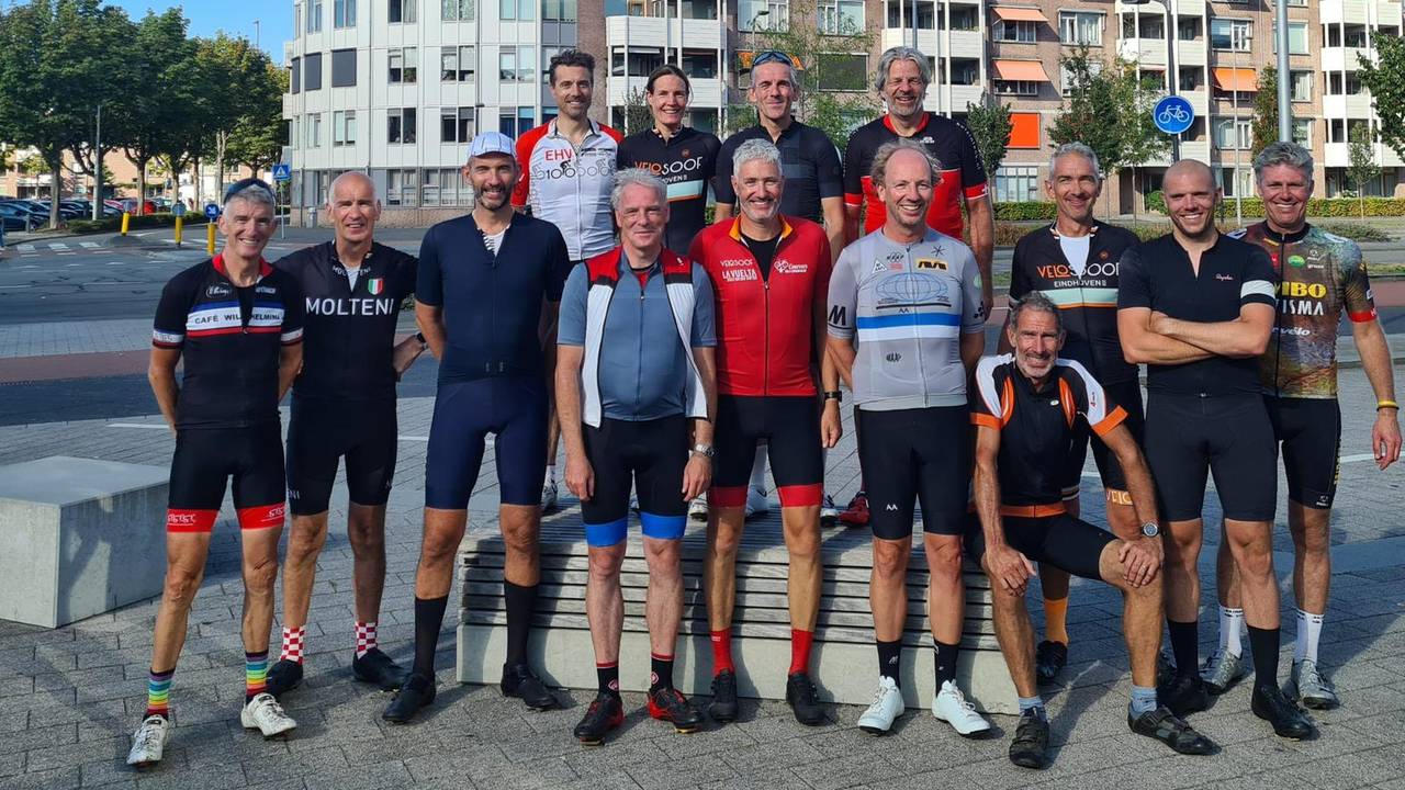 Walter Verweij (staand, derde van rechts) fietst de hele Vuelta.