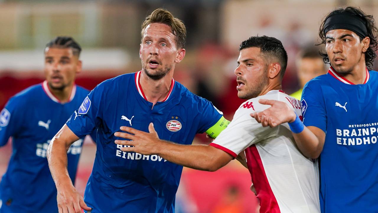 Luuk de Jong in duel met een AS Monaco-speler (foto: OrangePictures)