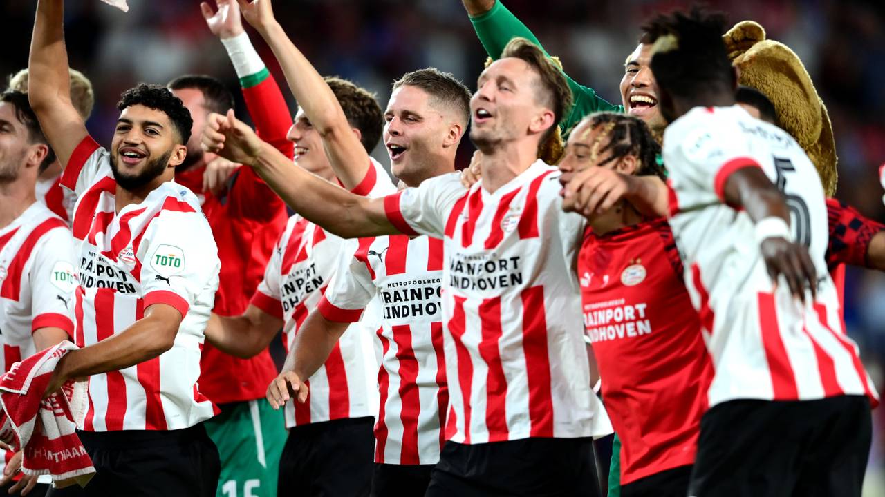 PSV-spelers vieren het feestje na afloop van de wedstrijd (Foto: ANP)
