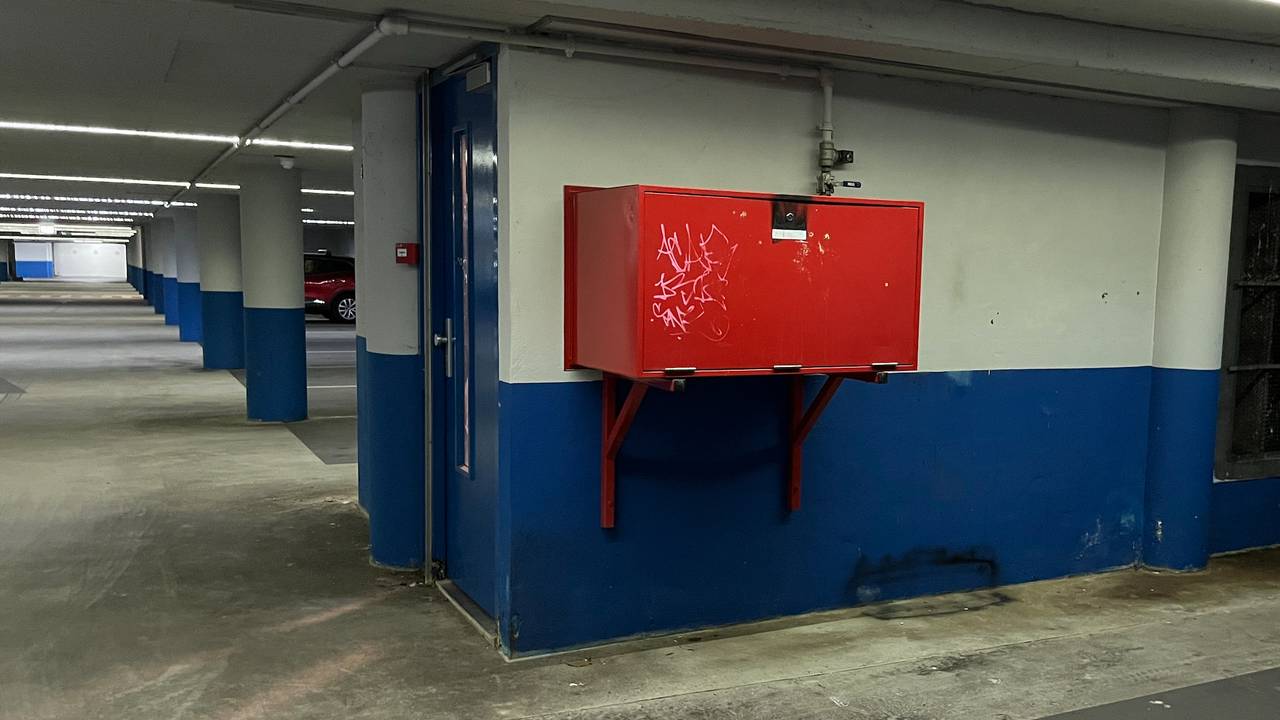 Een andere, soortgelijke brandslangkast in de garage (foto: Ista van Galen).