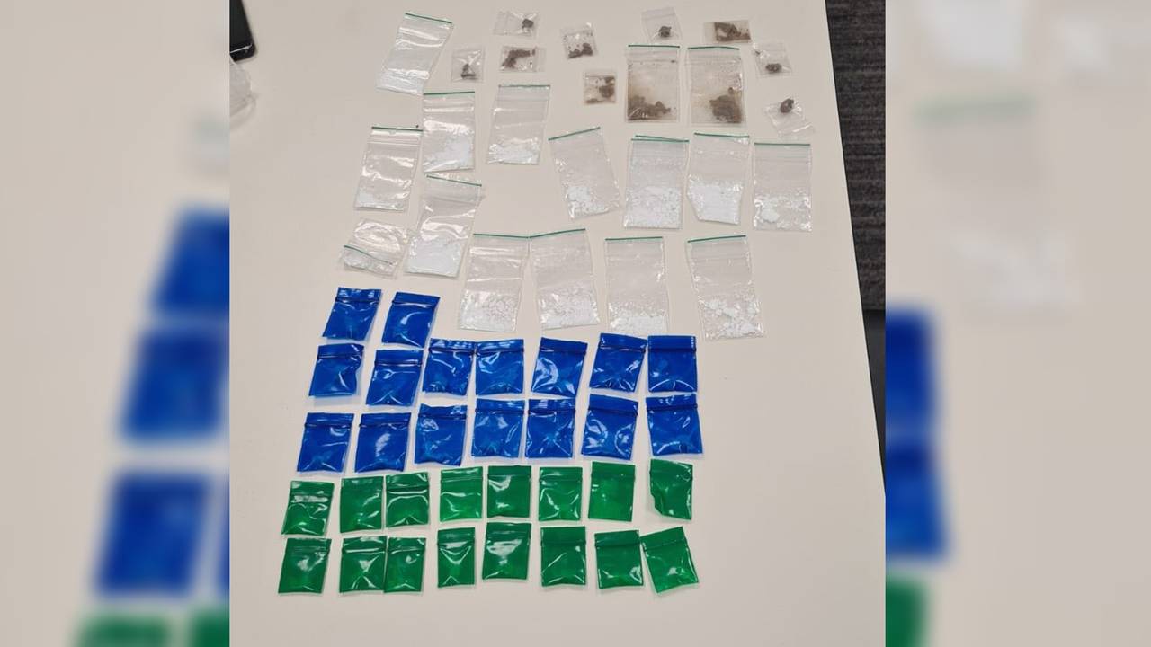 Deze drugs verstopte de dealer tevergeefs onder z'n shirt.