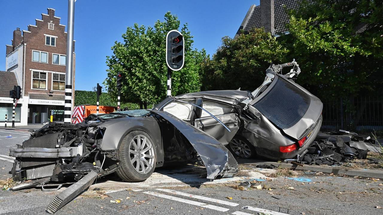De volledig verwoeste auto na de crash (foto: Toby de Kort/SQ Vision).