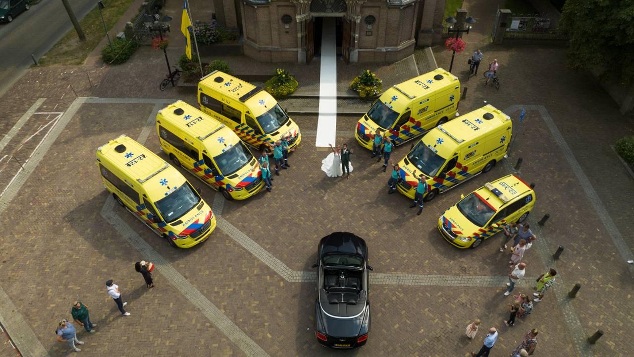 De zes ambulances op het kerkplein in Lierop (foto: kwintenweddings.nl).
