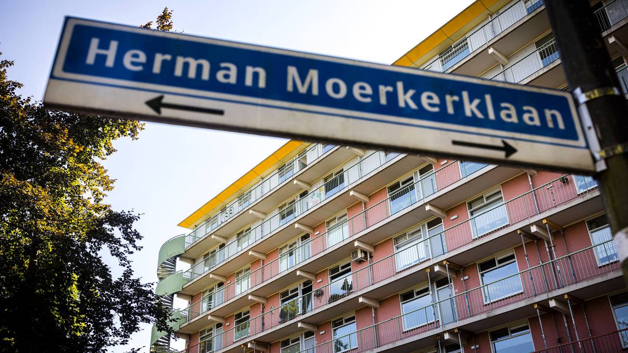 Het flatgebouw in Rosmalen waar Regie in 2000 dood werd gevonden. (foto: Rob Engelaar)