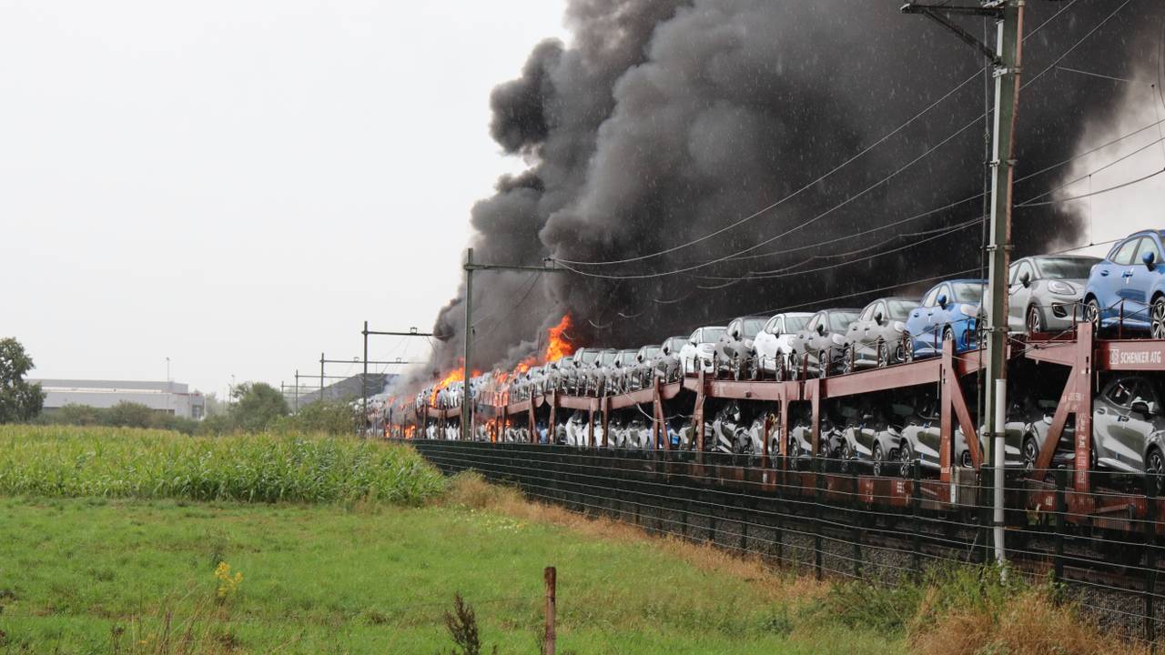Grote brand in goederentrein onder controle, maar rest van dag geen treinen - Vimarsana News