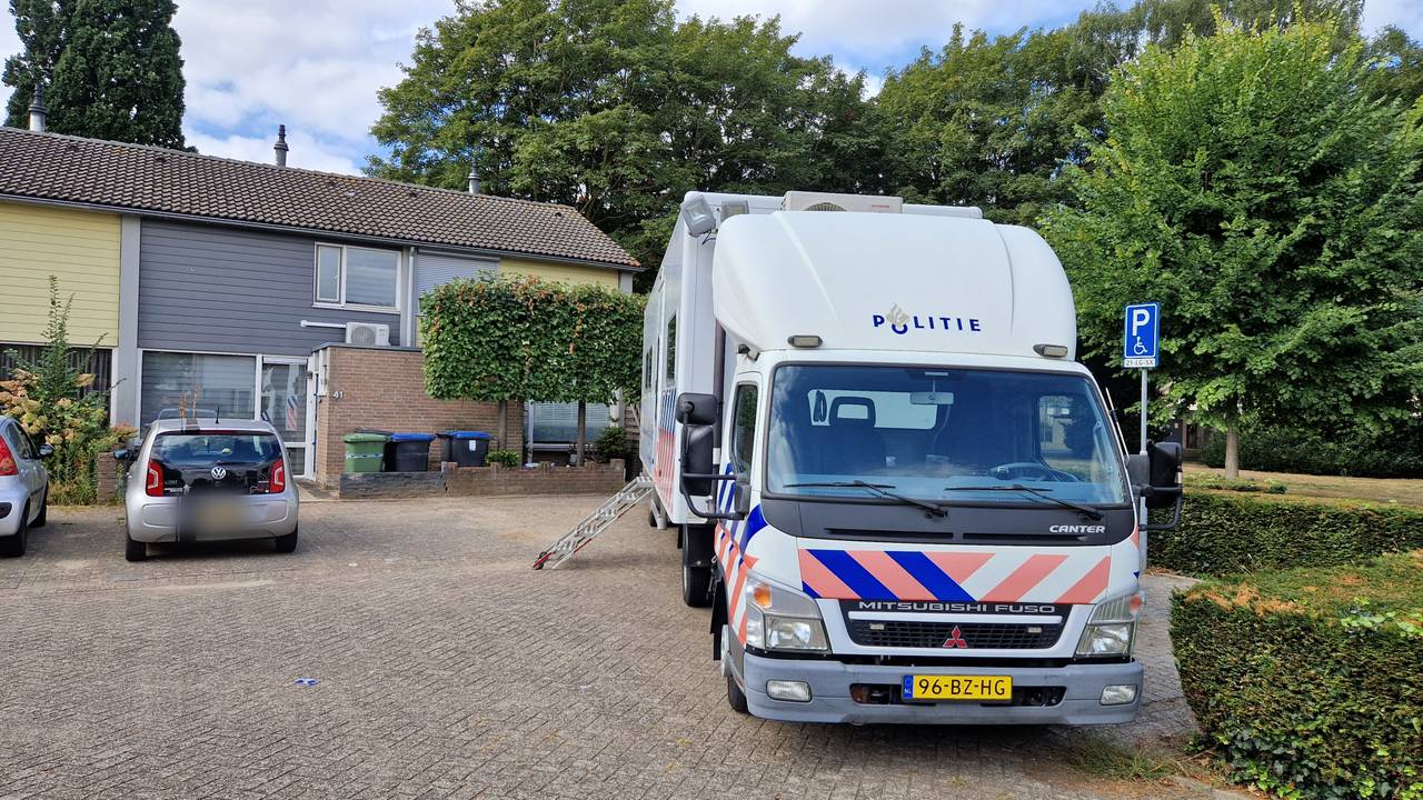 Politie bij het huis aan de Vierde Haren in Den Bosch (foto: Noël van Hooft).