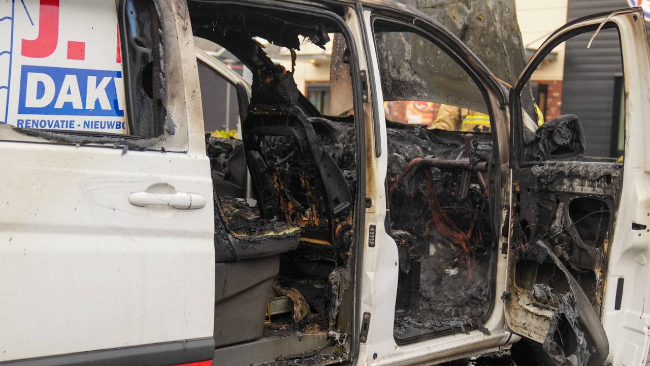 De bestelbus viel niet meer te redden (foto: Harrie Grijseels - SQ Vision)