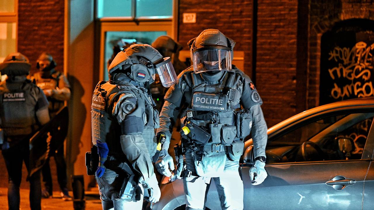 Arrestatieteam op de stoep bij woning van verwarde man (foto: Toby de Kort - SQ Vision).