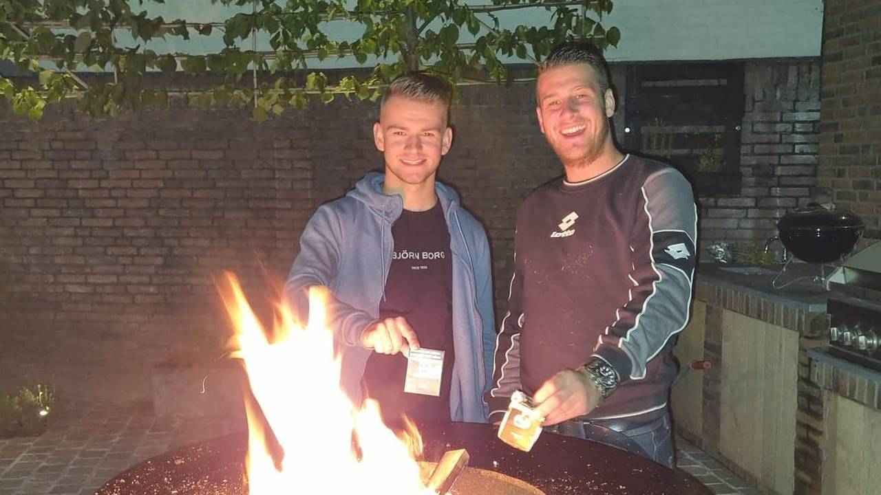 Bas en Siep vebranden hun laatste pakje sigaretten (Foto: privébeeld)