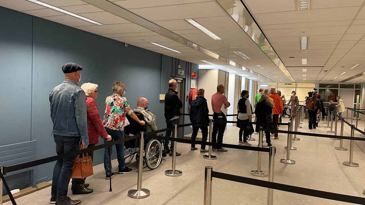 In de rij voor de herhaalprik.