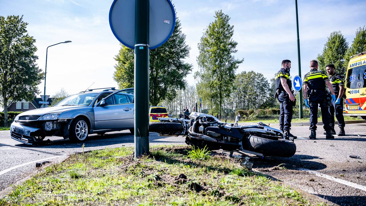 Motorrijder zwaargewond bij botsing met auto in Tilburg.