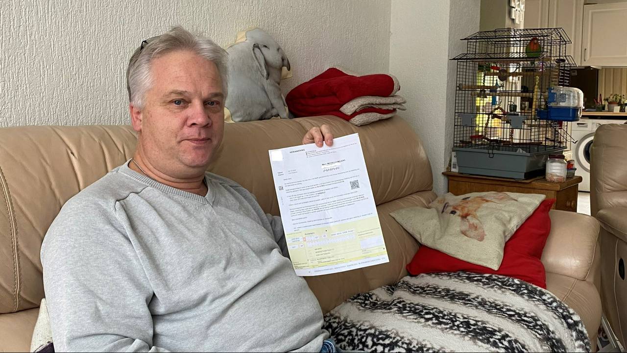 Hans met een van de aanmaningen.