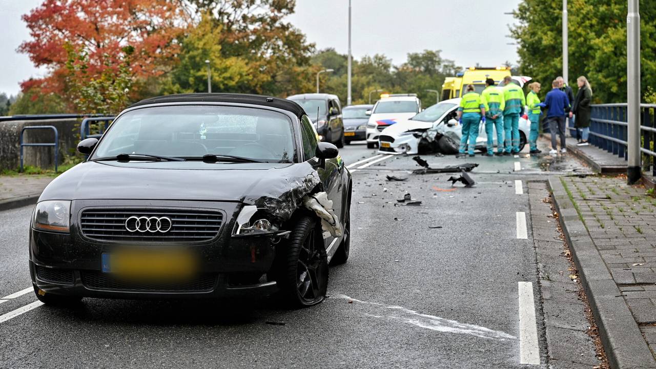 Frontale botsing op een viaduct in Tilburg (foto: Toby de Kort SQ Vision Mediaproducties)  