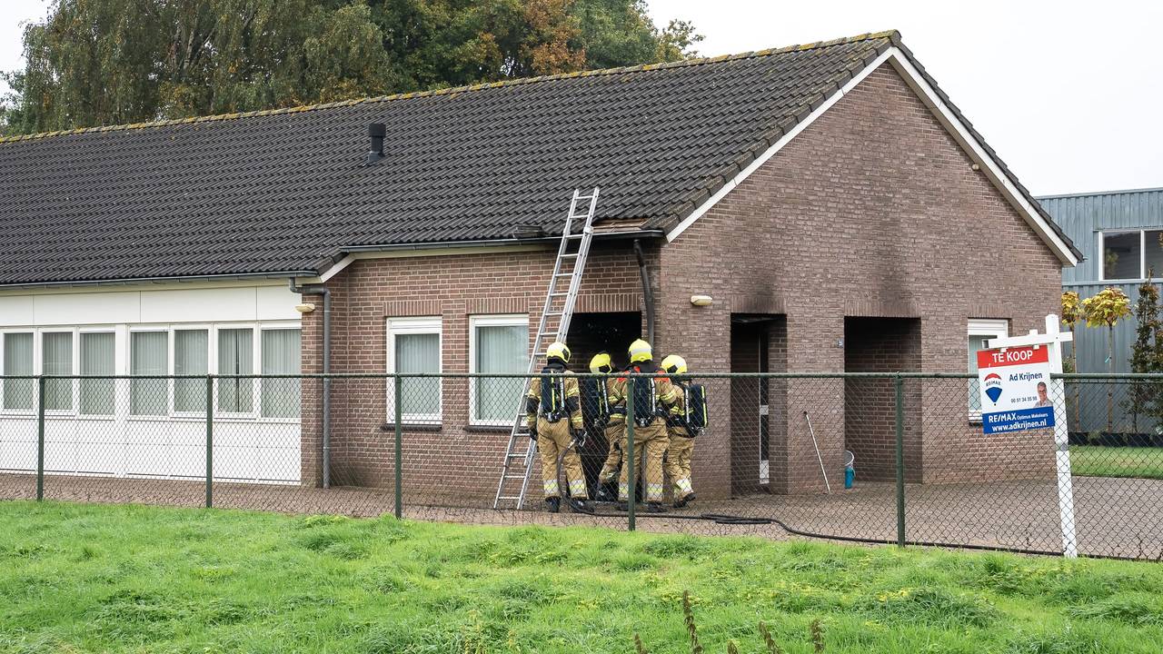 Brand bij een te koop staande woning in Elshout (foto: Iwan van Dun  SQ Vision Mediaprodukties)