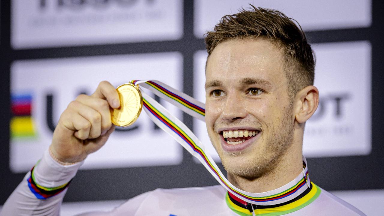 Harrie Lavreysen met zijn gouden medaille (Foto: ANP).