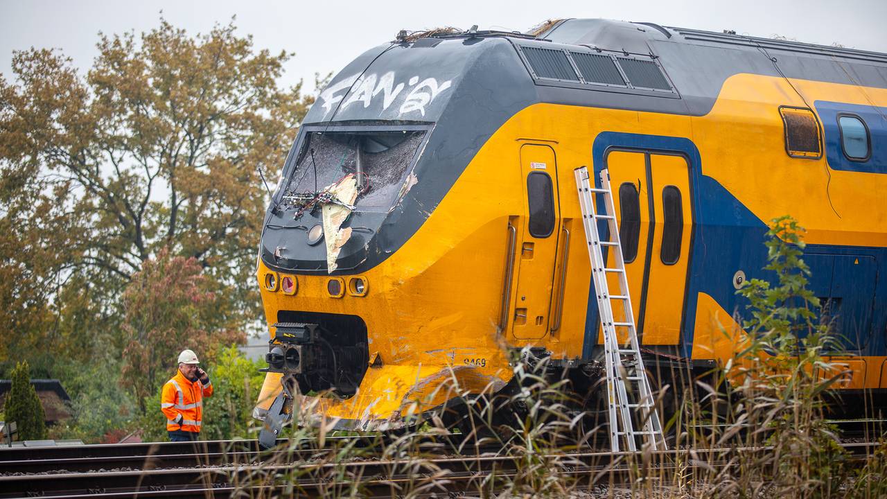 De trein raakte flink beschadigd.