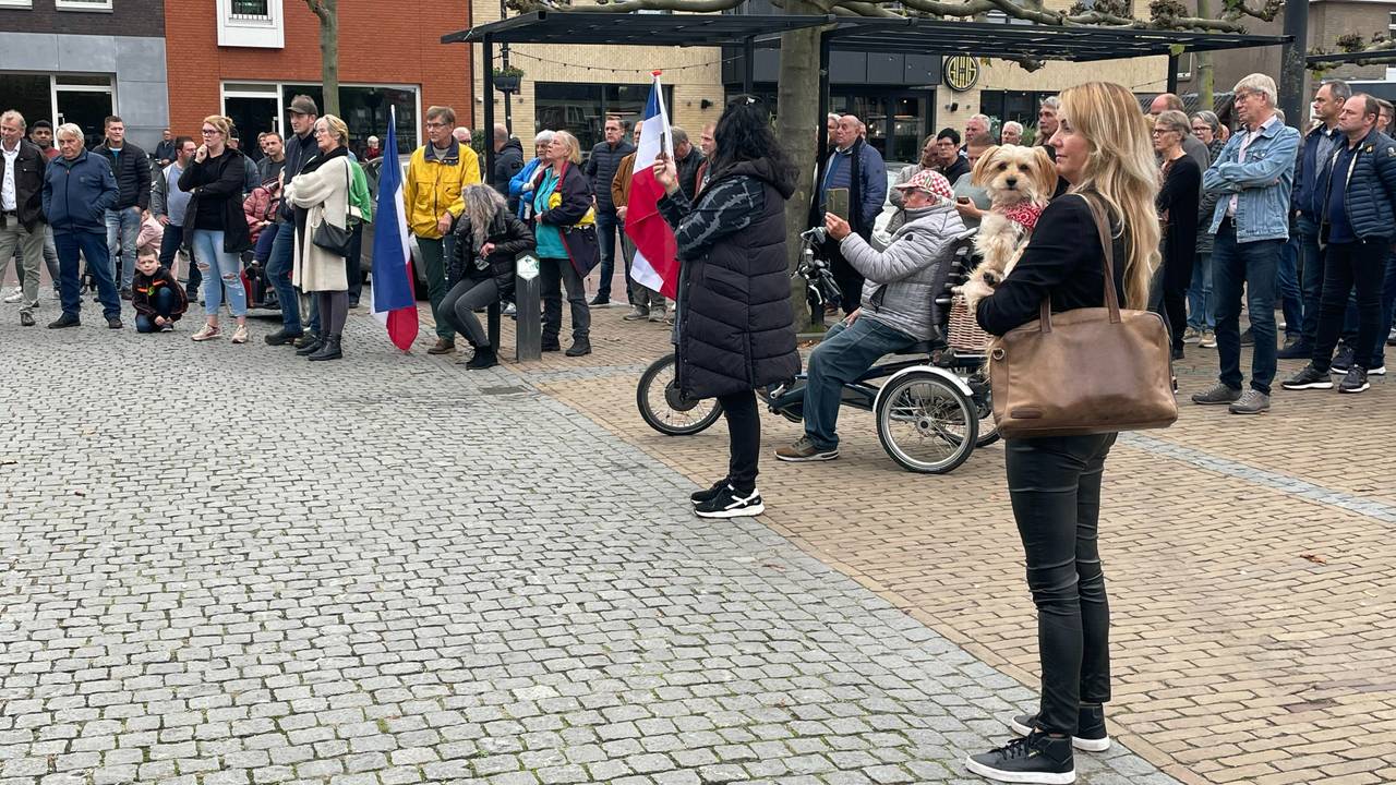 Op het Wilhelminaplein wordt gedemonstreerd (foto: Raymond Merkx).