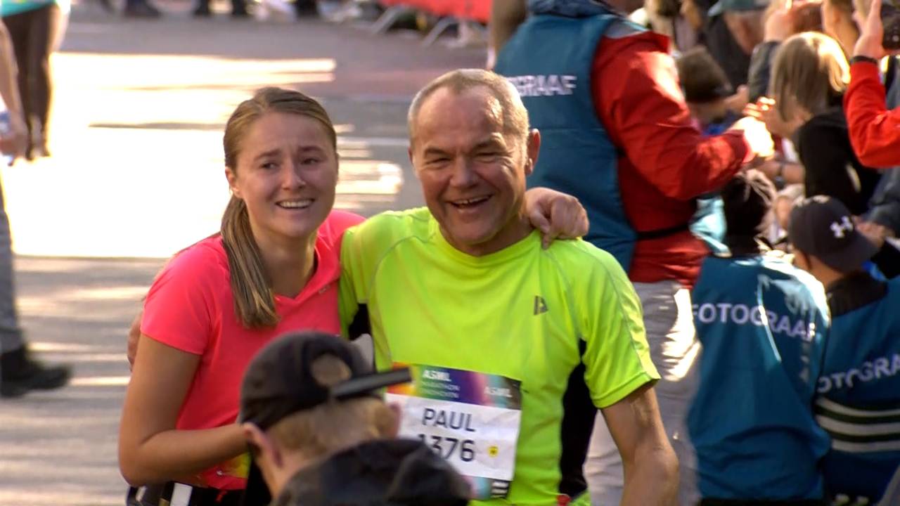 Kyra en haar vader Paul na de finish.