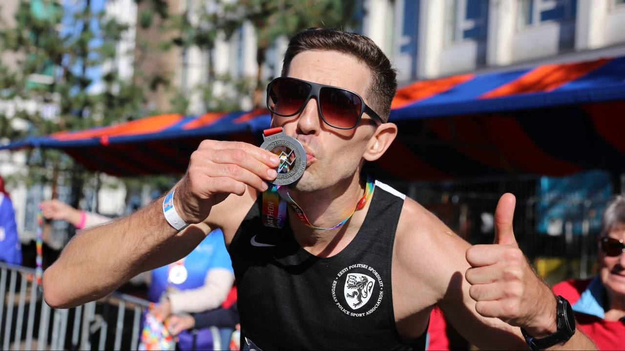 Een deelnemer kust zijn medaille (foto: Karin Kamp).