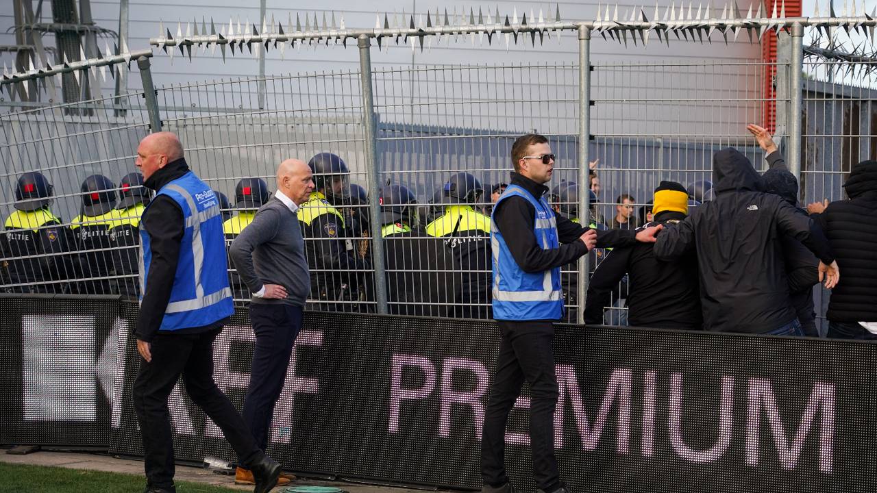 Stewards en agenten hadden de handen vol aan relschoppers (foto: OrangePictures).