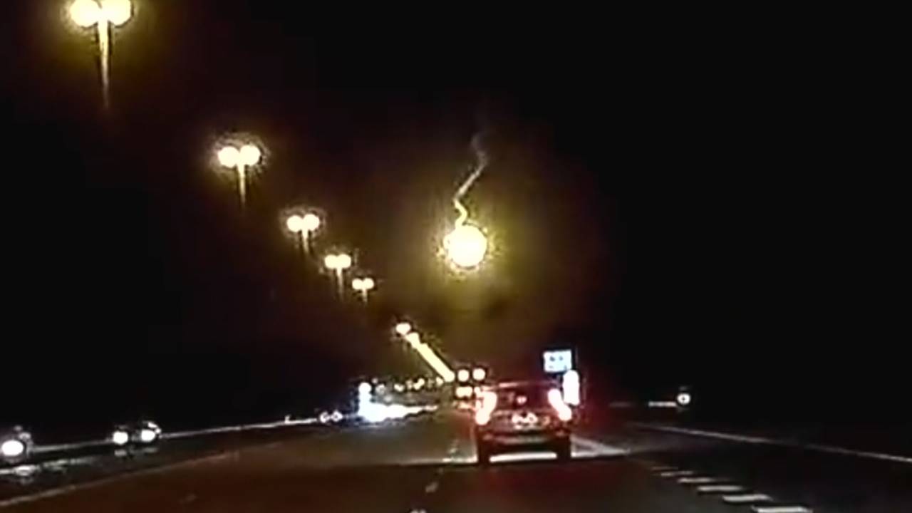 De vuurbal boven de snelweg.