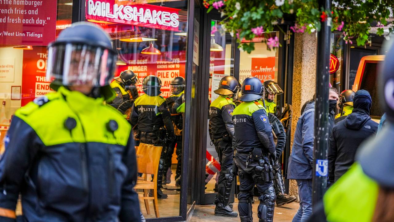 Rivolte calcistiche a Eindhoven: tre agenti di polizia feriti, cinque arrestati