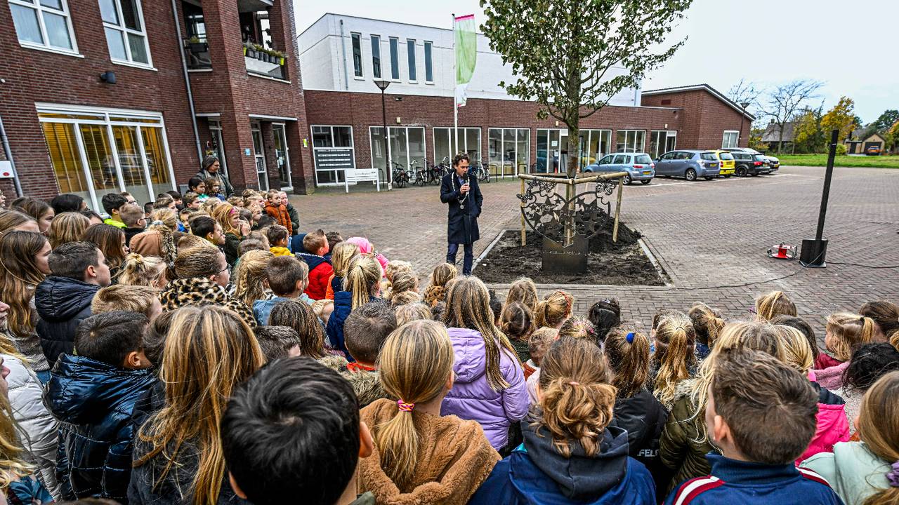 Boom en monument ter nagedachtenis aan 4 dodelijke slachtoffers Oud
