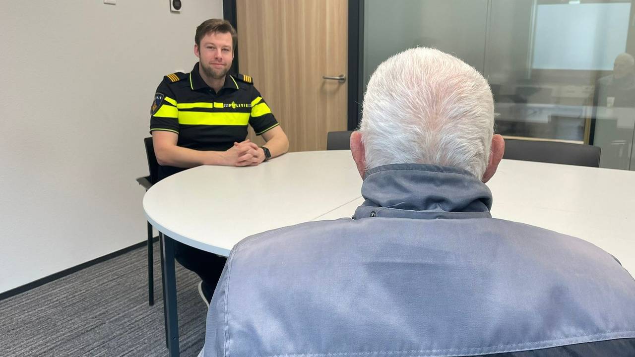 Johannes vertelt zijn verhaal tegen rechercheur Christiaan van den Berg.