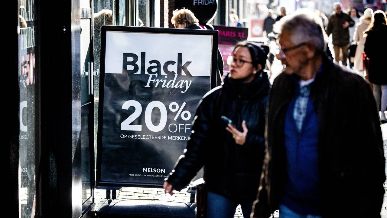 Mensen doen inkopen voor de feestdagen in een winkelstraat in Breda (foto: ANP).