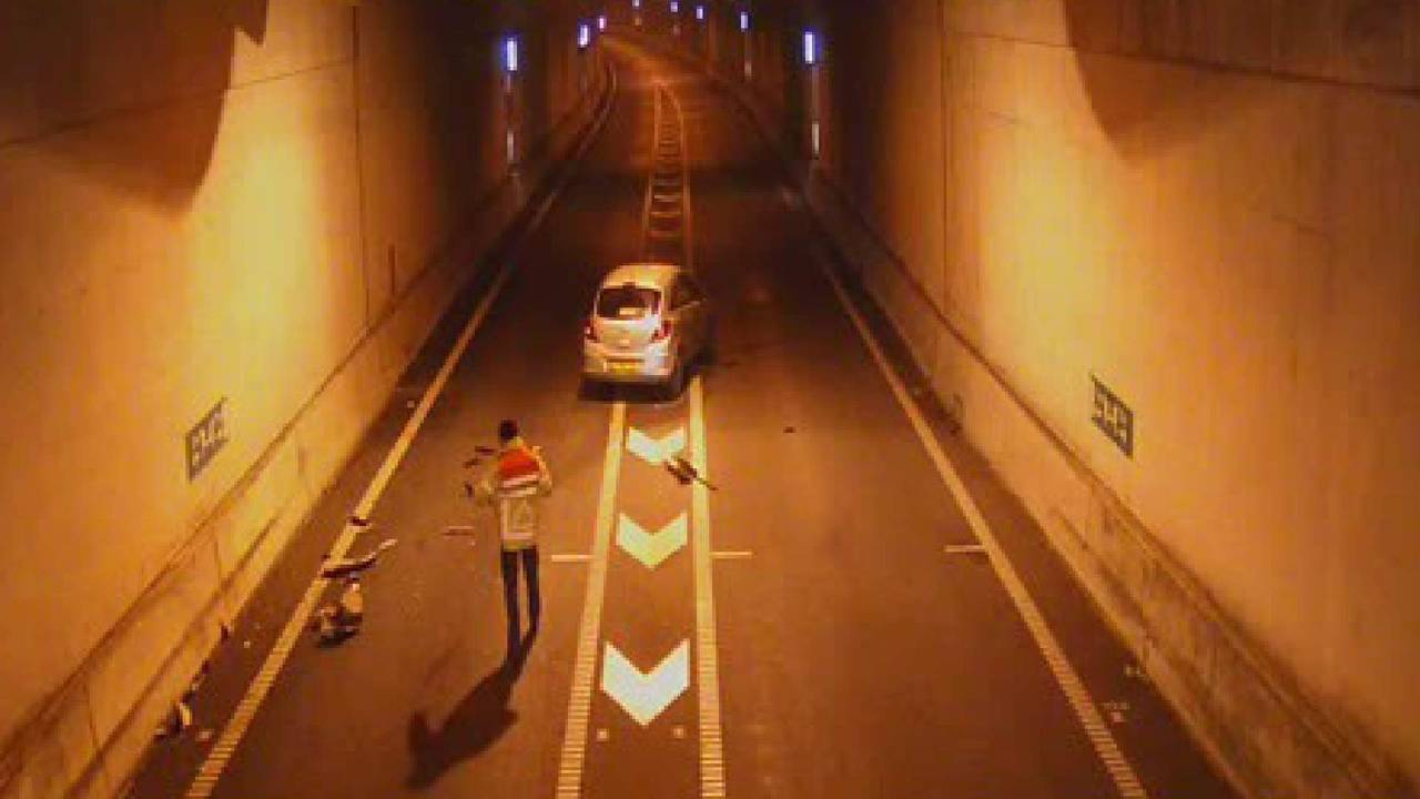 ongeluk in tunnel Eindhoven • man rijdt al append file voorbij.