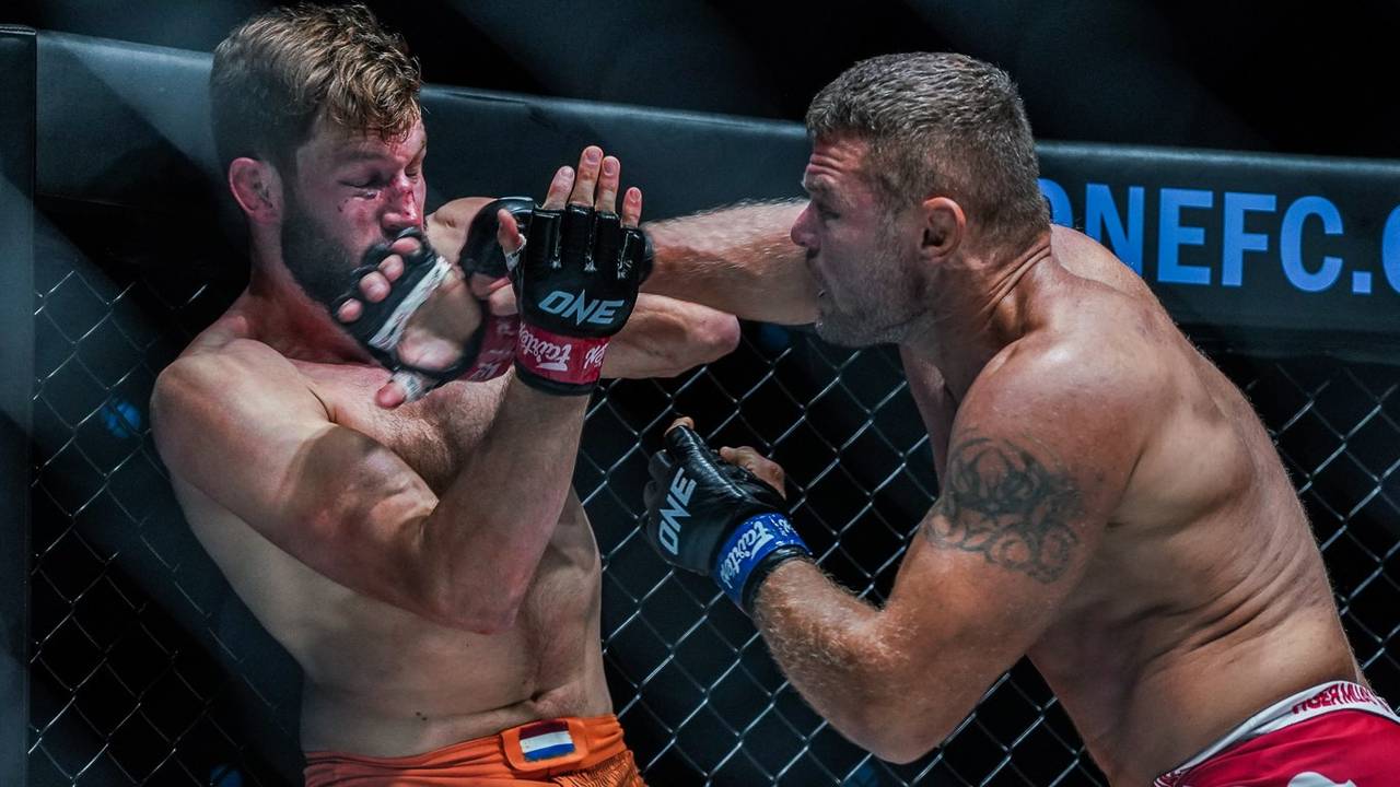 Reinier de Ridder (links) verloor voor het eerst in zijn carrière een gevecht (foto: ONE Championship).