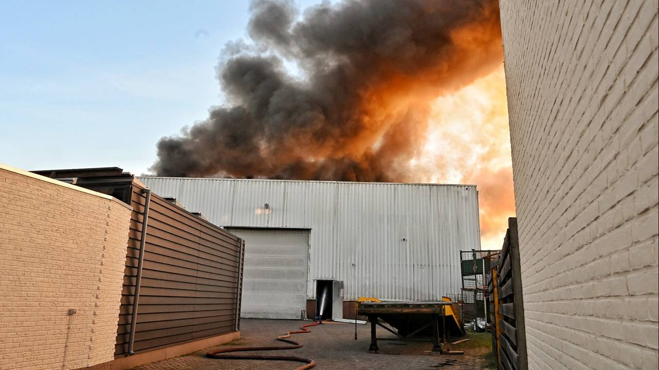 Un très grand incendie à Tilburg affecte trois bâtiments, plusieurs explosions