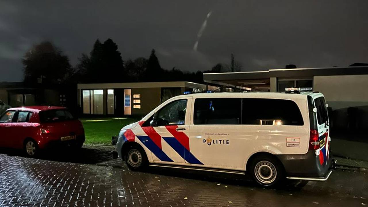 Politie is aanwezig in de straat waar de verdachte woont (foto: Raymond Merkx).