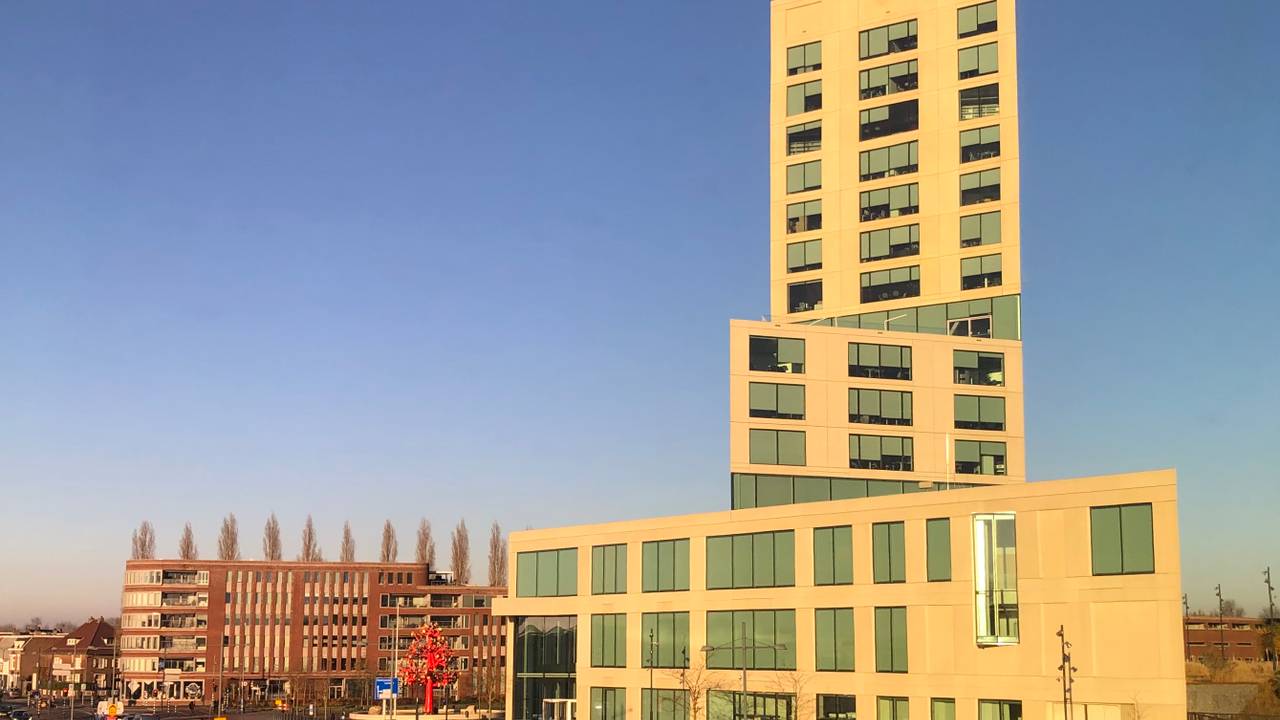 De rechtbank in Breda, gezien vanuit de trein (foto: Willem-Jan Joachems)
