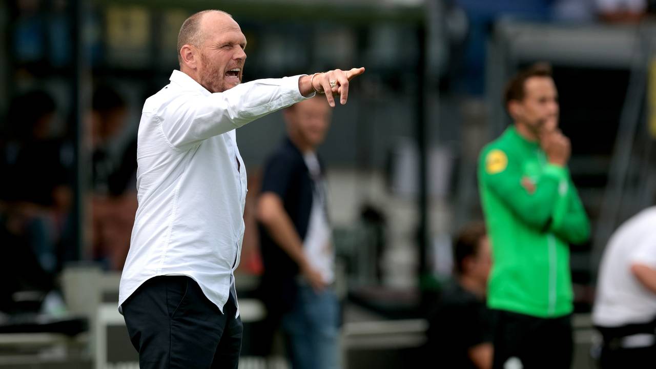 Joseph Oosting coacht vanaf de kant in de wedstrijd tegen Feyenoord (foto: ANP).