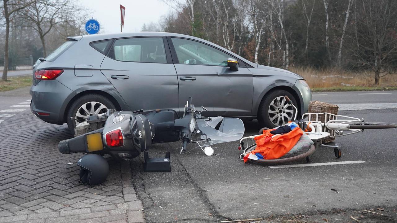 Botsing tussen auto, scooter en fiets (foto: WdG / SQ Vision)