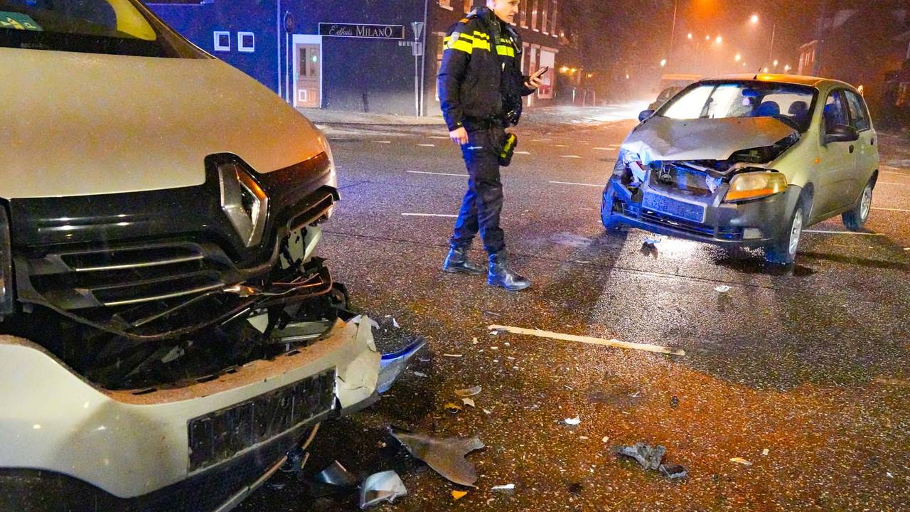 Auto en busje botsen op kruising met verkeerslichten (foto: Harrie Grijseels / SQ Vision).