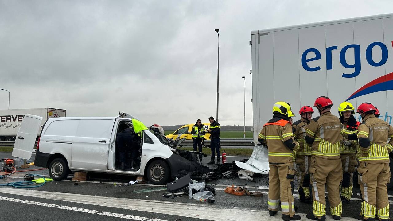 Bestuurder bestelbus zwaargewond na botsing tegen vrachtwagen op A59.