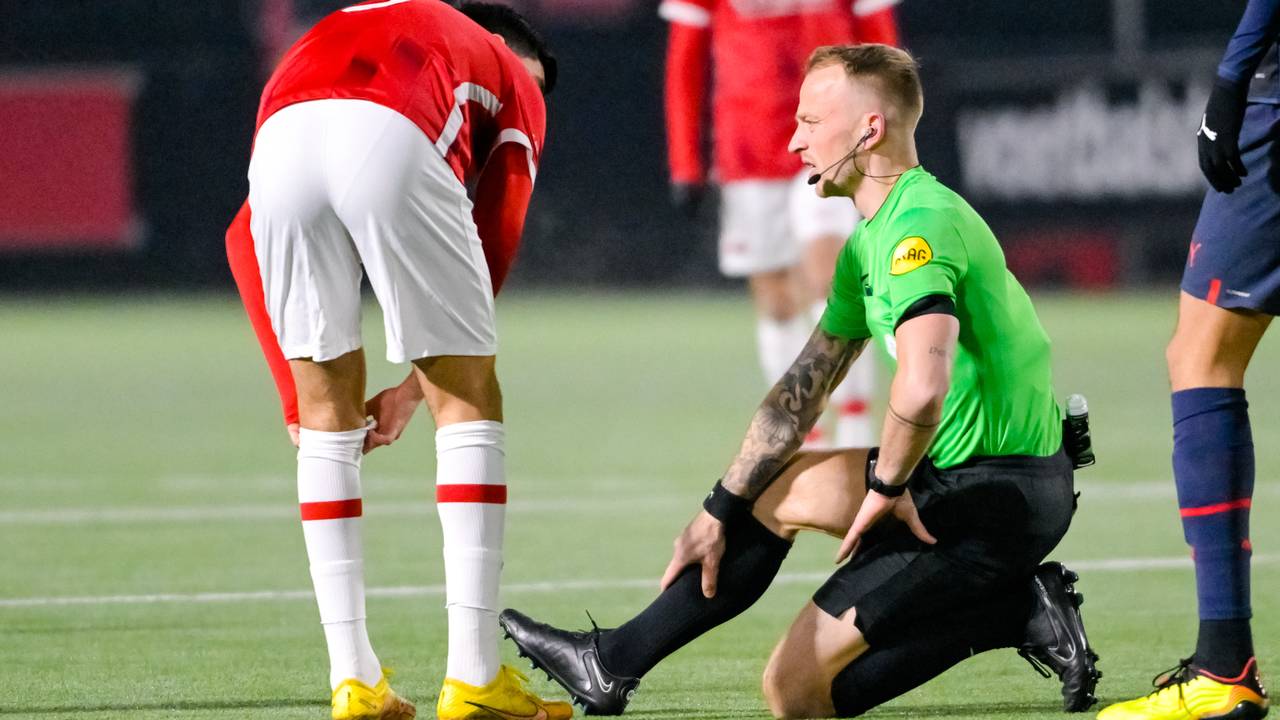 Scheidsrechter Nick Smit met een blessure (foto: Orange Pictures).