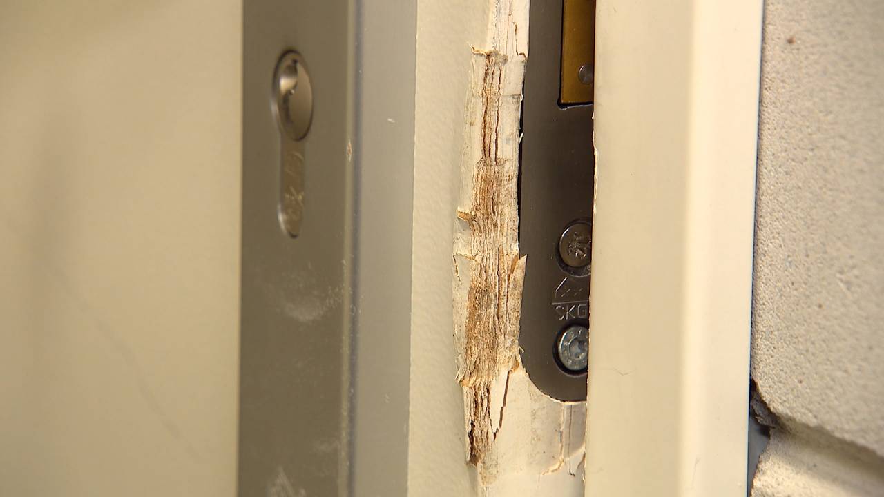Een van de deuren die bij de vorige inbraak werd opengebroken (foto: Tom Berkers).