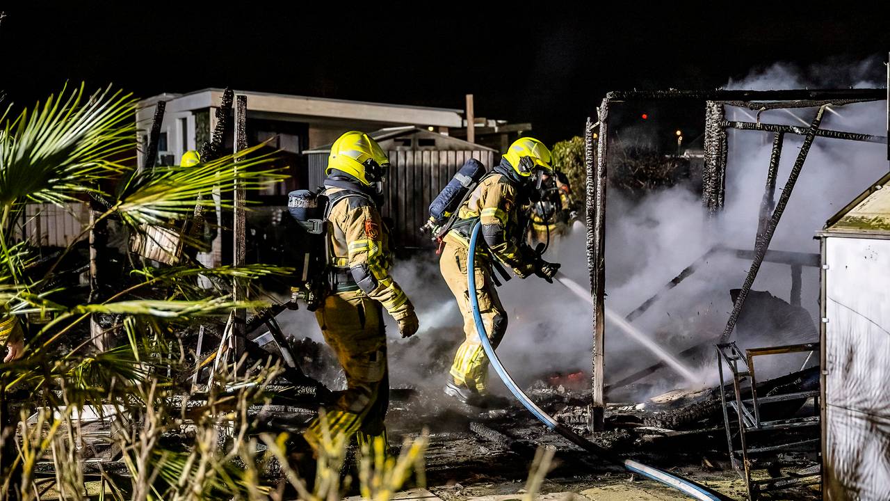 Brand in het tuinhuisje (foto: Jack Brekelmans/SQ Vision).