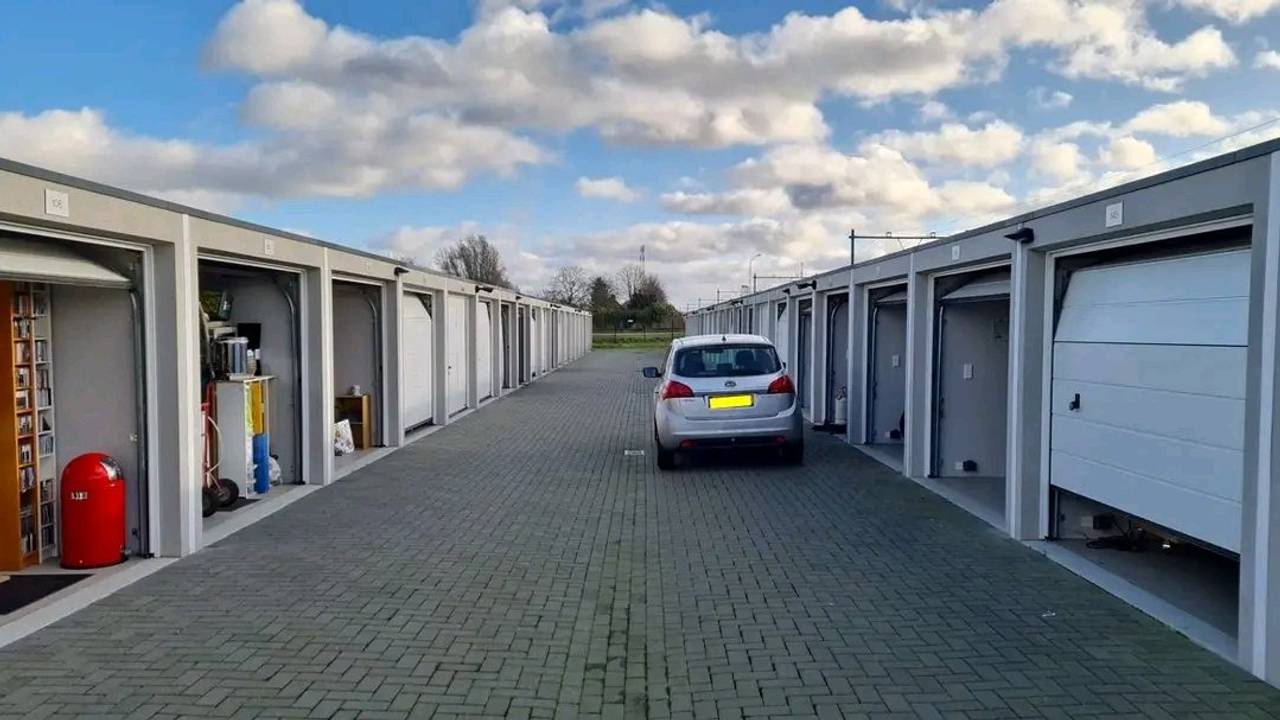 De garageboxen die opengebroken zijn (foto: Instagram / Wijkagent Deurne).
