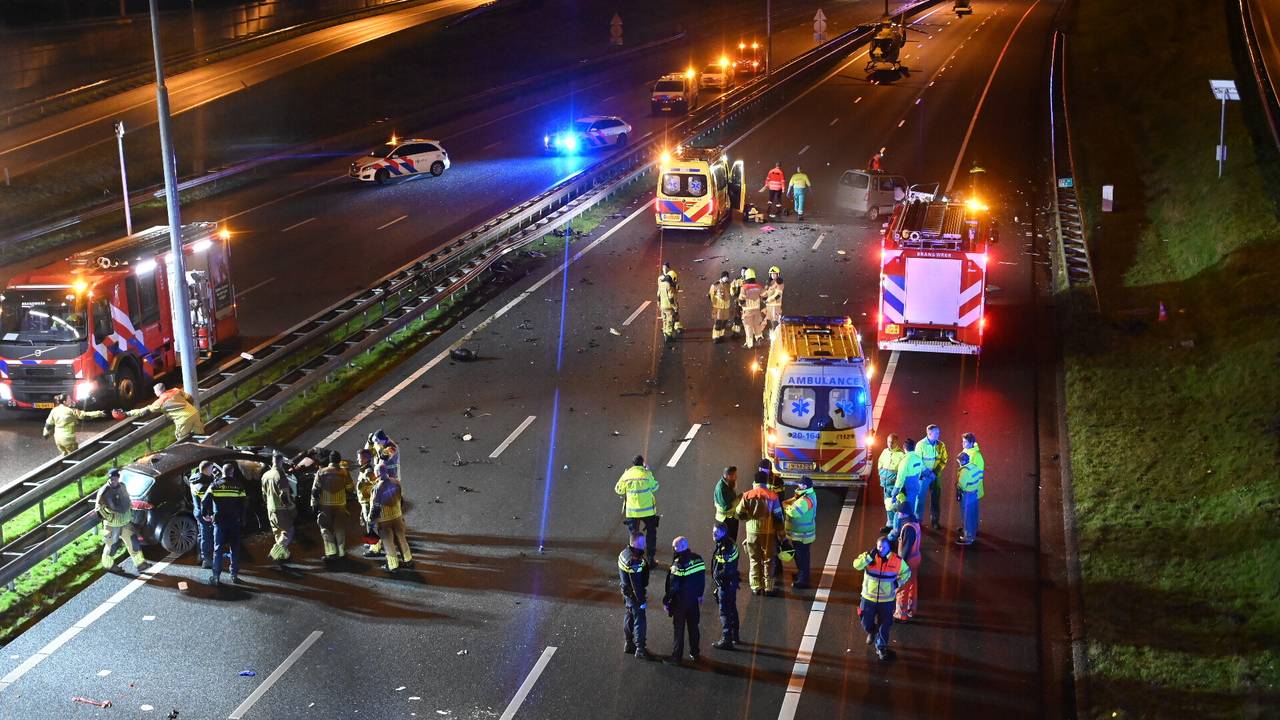 Ravage op A16 na ongeval met spookrijder (foto: Perry Roovers / SQ Vision).