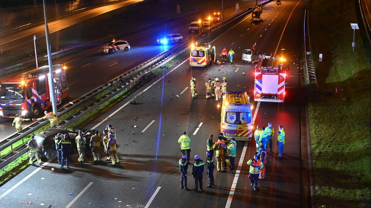 De auto links reed tegen het verkeer in (foto: Perry Roovers).