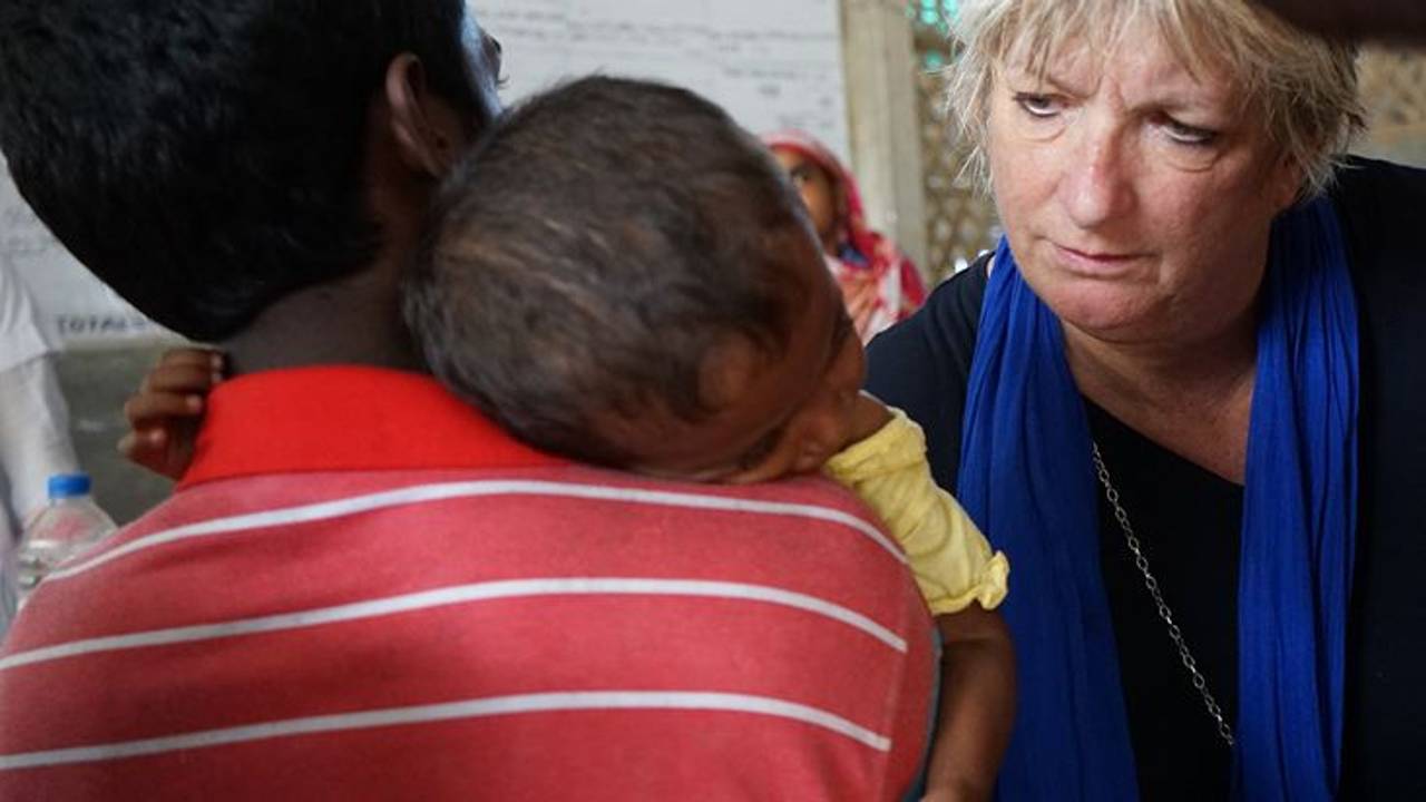 Tineke Ceelen op bezoek in een vluchtelingenkamp