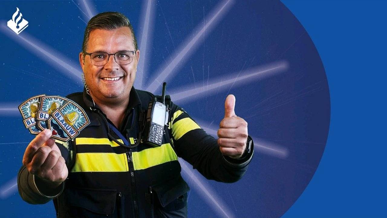 Een agent toont het carnavalsembleem (foto: LinkedIn, politie).